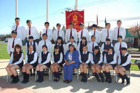 Octavo Básico Promoción 2012 junto a su profesora jefe Sra. Cecilia Aro Quintul